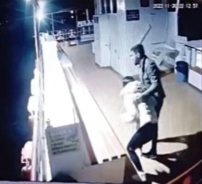 656b3d5986b2455a20cc0449 Arkadaşıyla tartışan kadın feribottan atladı Korku dolu anlar kamerada