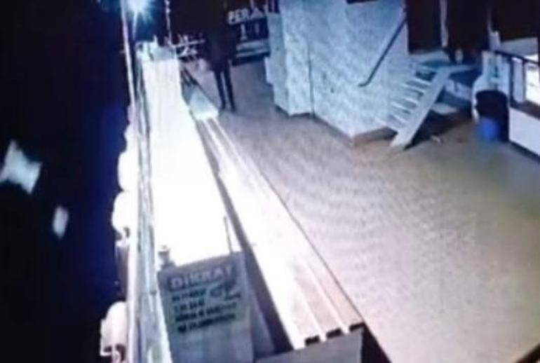 656b3d6386b2455a20cc044b Arkadaşıyla tartışan kadın feribottan atladı Korku dolu anlar kamerada