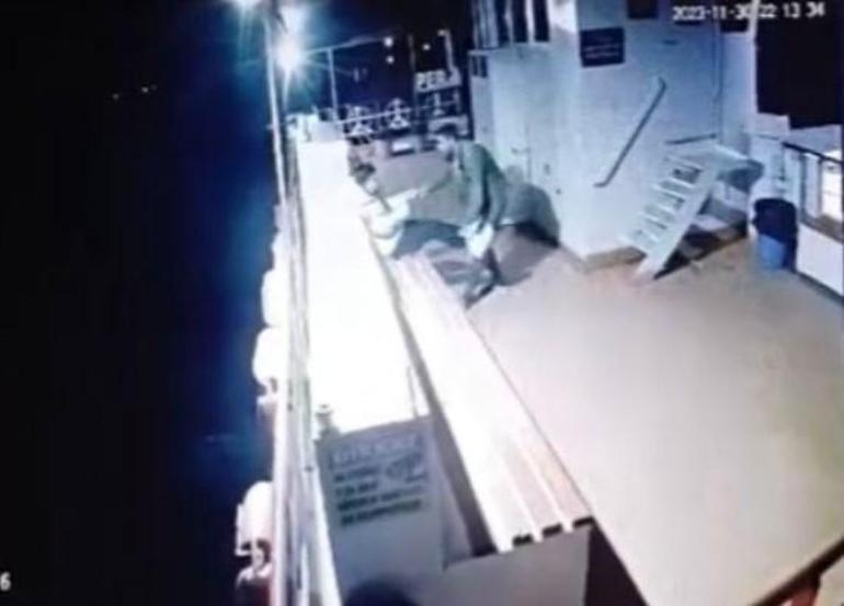 656b3d6c86b2455a20cc044d Arkadaşıyla tartışan kadın feribottan atladı Korku dolu anlar kamerada