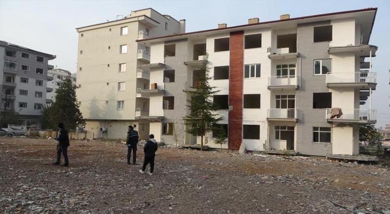 656ca00086b2452aa87813e5 Malatyada feci olay Ağır hasarlı binadan söktüğü kapı ile aşağı düştü