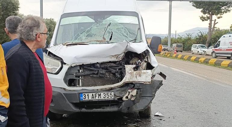 6570842286b24510c0d3d968 Hatayda işçi servisi, hafriyat kamyonuna çarptı Yaralılar var