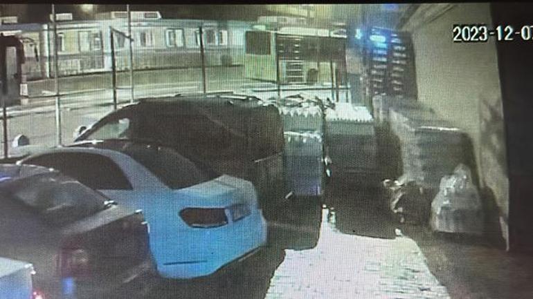 6572df1286b24512281e3802 Feci ölüm güvenlik kamerasında Kayan İETT otobüsünü durdurmaya çalıştı