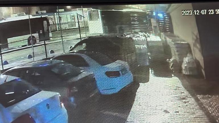 6572df1d86b24512281e3805 Feci ölüm güvenlik kamerasında Kayan İETT otobüsünü durdurmaya çalıştı