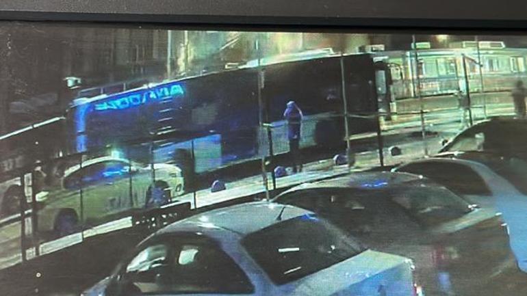 6572df2886b24512281e3807 Feci ölüm güvenlik kamerasında Kayan İETT otobüsünü durdurmaya çalıştı
