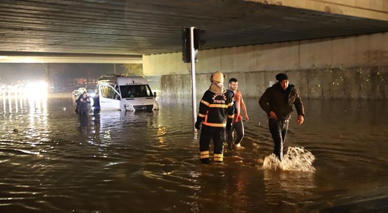 Gaziantepi sağanak vurdu Araçlar mahsur kaldı