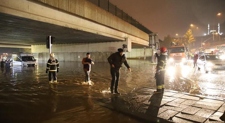 Gaziantepi sağanak vurdu Araçlar mahsur kaldı