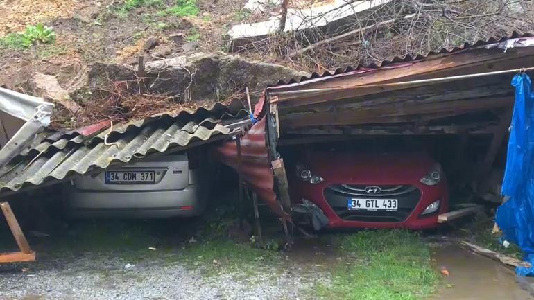 Sarıyerde istinat duvarı çöktü Araçlar hasar gördü