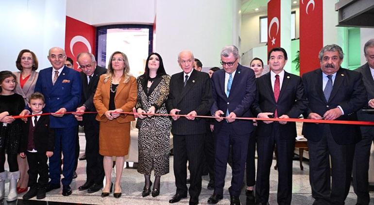 MHP Lideri Bahçeli kara kalem resim sergisine katıldı