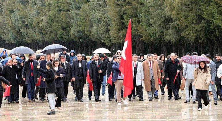 MHP Lideri Bahçeli kara kalem resim sergisine katıldı