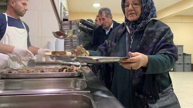 Türkiyede ilk ve tek Ormanın içindeki türbeye gelen aç kalmıyor