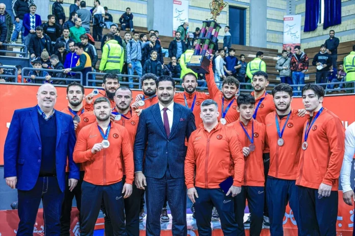 Serbest Güreş Milli Takımı, Dünya Kupası'nda gümüş aldı
