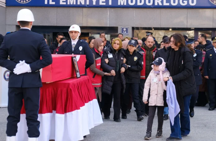 Konya'da şehit babasına, onun şapkasıyla veda etti