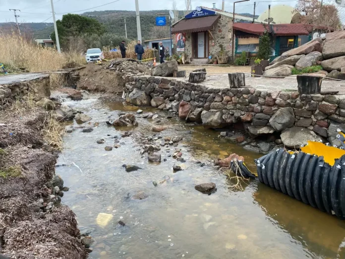 Ayvacık'ta Şiddetli Yağış Sonucu Köprü Yıkıldı