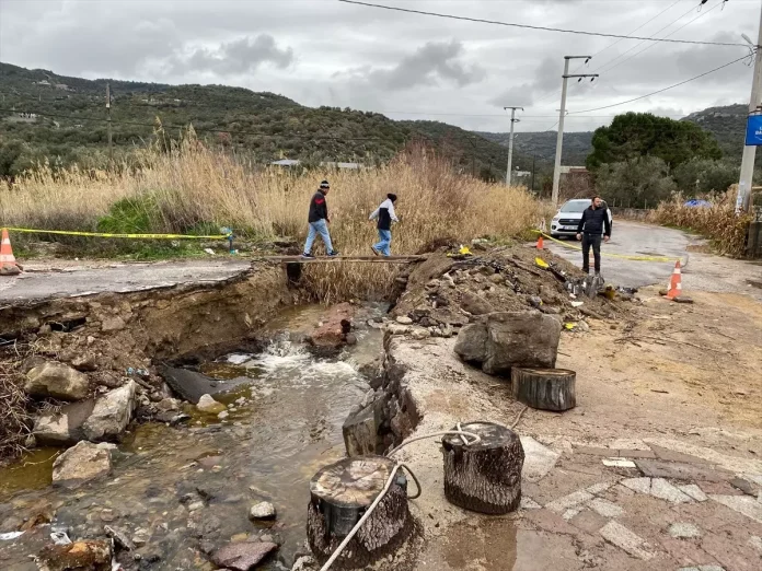 Çanakkale'de Sağanak Yağış Köprüyü Yıktı