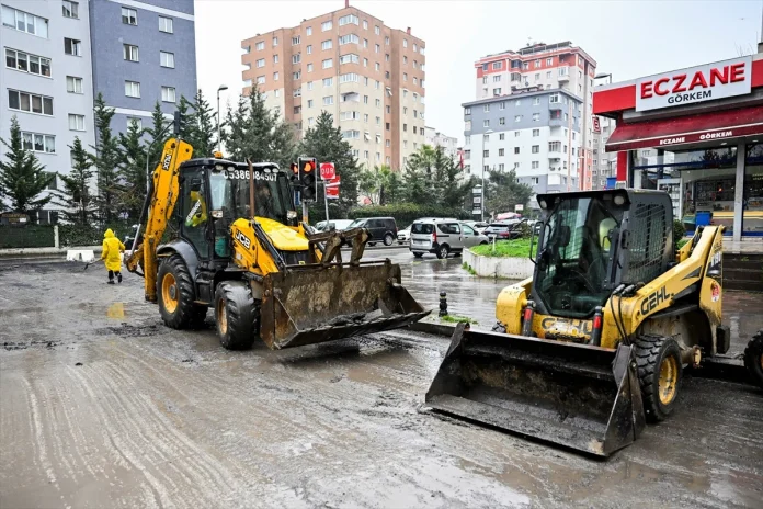 İstanbul'da kanalizasyon çalışması sonrası asfaltlama gecikti, esnaf mağdur oldu