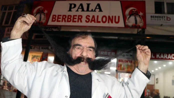 60 Yıldır Bıyıklarını Kesmeyen Berber, Horasan’ın Tanınan İsmi Oldu