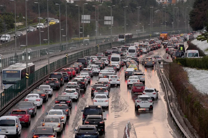 İstanbul'daki Kar Yağışı Trafiği Zorluyor