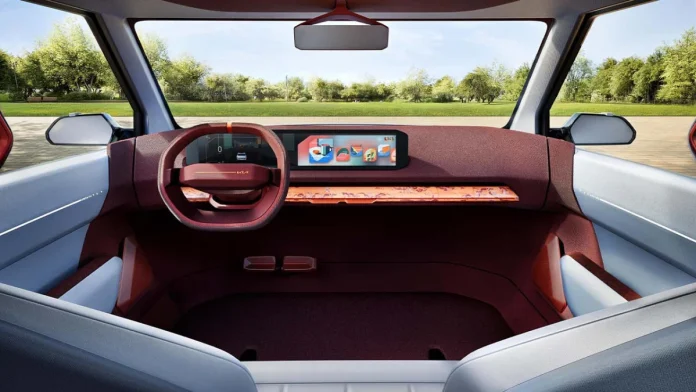 Kia, Elektrikli Araç Yelpazesini Genişletiyor: Yeni EV2 ve EV4 Modelleri Tanıtıldı 03.03.2025 - 11:20 Haber Merkezi Güney Koreli otomobil üreticisi Kia, geçtiğimiz günlerde düzenlediği EV Day 2025 etkinliğinde, geleceğin elektrikli araçları hakkında önemli duyurular yaptı. Etkinlikte markanın ilk elektrikli sedan modeli EV4 ve kompakt SUV konsepti Concept EV2 tanıtıldı. Kia, bu yeni modellerle elektrikli araç portföyünü genişletmeyi ve daha geniş kitlelere hitap etmeyi hedefliyor. Kia EV2: Şık ve Erişilebilir Elektrikli Araç Kia EV2, hatchback ve crossover segmentlerinin birleşiminde yer alan bir model olarak dikkat çekiyor. Hem uygun fiyatı hem de modern tasarımıyla otomobilseverlerin ilgisini çekmeyi başaran EV2, markanın yeni nesil tasarım dilini yansıtıyor. Parçalı LED farları ve sade arka tasarımıyla şık bir görünüm sunan bu model, özellikle genç sürücüler tarafından beğenileceğe benziyor. Teknolojik Yeniliklerle Donatıldı Kia, EV2'nin iç tasarımına dair henüz detaylı bilgi paylaşmadı, ancak önceki modellerde olduğu gibi bu araçta da gösterge ekranı ve bilgi-eğlence panelinin yer alması bekleniyor. Bu da EV2'nin teknolojik açıdan oldukça gelişmiş bir araç olduğunu gösteriyor. Performans ve Motor Özellikleri Kia, EV2’nin motor özelliklerini henüz açıklamamış olsa da, aracın yüksek performanslı ve verimli bir elektrikli motorla donatılacağı tahmin ediliyor. Detaylı bilgiler ve tam teknik özellikler, 2025 yılında yapılacak büyük lansmanda paylaşılacak. Kia EV4: Elektrikli Sedan İle Yeni Bir Dönem Başlıyor Kia'nın etkinlikte tanıttığı bir diğer model ise markanın ilk elektrikli sedanı EV4 oldu. Bu model de, markanın elektrikli araç dünyasında büyük bir adım atmasına olanak sağlayacak gibi görünüyor. EV4, Kia'nın daha geniş kitlelere ulaşmasını sağlamak amacıyla tasarlanmış bir model olarak dikkatleri üzerine topladı. Kia, bu yeni elektrikli araçlarla, elektrikli otomobil pazarında daha fazla yer edinmeyi ve sürdürülebilir ulaşımı daha erişilebilir kılmayı amaçlıyor.