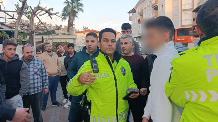 Antalya'da Kazaya Tanık Olan Vatandaş, Trafik Polisi Rolüne Girince Gerilim Arttı
