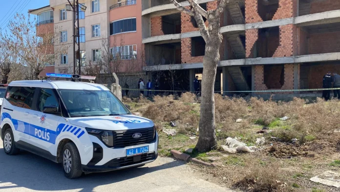 **Konya'da 4 Gün Boyunca Kaybolan Gençten Üzücü Haber** Konya'nın Karatay ilçesinde, 19 yaşındaki Oktay Doğan’ın kaybolmasının ardından ailesi tarafından yapılan arama çalışmalarında acı bir haber alındı. Doğan, dört gündür evine dönmemişti ve ailesi, gencin kaybolduğu süre boyunca çeşitli arayışlar yapıyordu. Aile üyelerinden biri, Çimenlik Mahallesi Kışla Sokak üzerinde yer alan bir inşaatın bodrum katını kontrol etmeye karar verdi. Bu noktada, Oktay Doğan’ın cansız bedenine rastlandı. Olay, saat 13.30 sıralarında meydana geldi. Aile üyeleri, oğullarının kaybolduğuna dair şüphelerini bir inşaatın bodrum katını inceleyerek gidermeyi amaçladılar. Ne yazık ki, burada Doğan’ın cansız bedenini buldular. Durum hemen 112 Acil Çağrı Merkezi'ne bildirildi ve olay yerine sağlık ve polis ekipleri sevk edildi. Sağlık ekipleri, Doğan’ın ölümünü tespit ettikten sonra, polis ekipleri çevrede güvenlik önlemleri aldı. Oktay Doğan’ın cesedi, ölüm nedeninin belirlenebilmesi için Konya Adli Tıp Kurumu'na kaldırıldı. Olayla ilgili soruşturma başlatılırken, bazı iddialara göre Oktay Doğan’ın olayın yaşandığı inşaatın bodrumunda uyuşturucu kullandığı öne sürüldü. Aile ve yakınları, gencin kaybolmasının ardından büyük bir üzüntü yaşarken, polis ekipleri olayla ilgili detaylı bir inceleme yapıyor. Oktay Doğan’ın ölümüne neyin sebep olduğu ve uyuşturucu kullanımının etkisi olup olmadığı soruşturmanın odak noktalarından biri olacak.