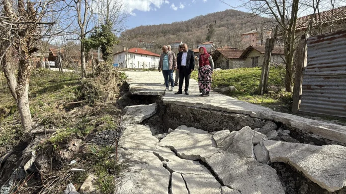 Bartın'da heyelan nedeniyle mahalle yolu çöktü, 130 hane tehlikede