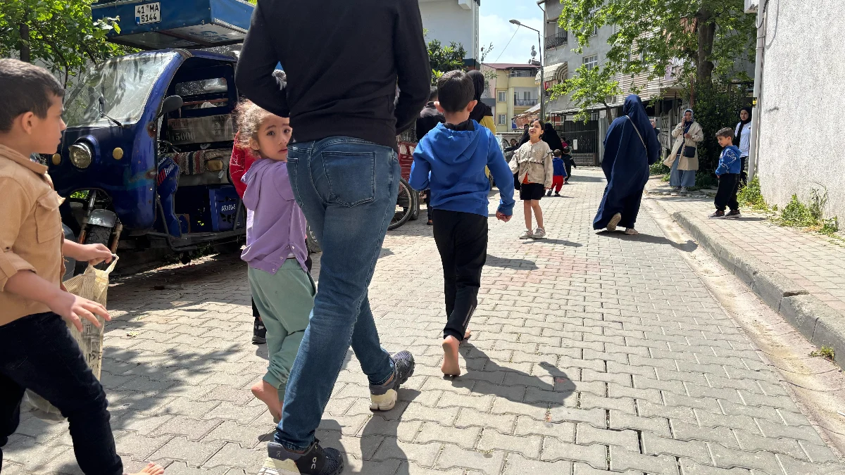 "Kocaeli'de Deprem Anında Ayakkabısız Sokağa Çıkanlar Panik Anlarını Yaşadı"