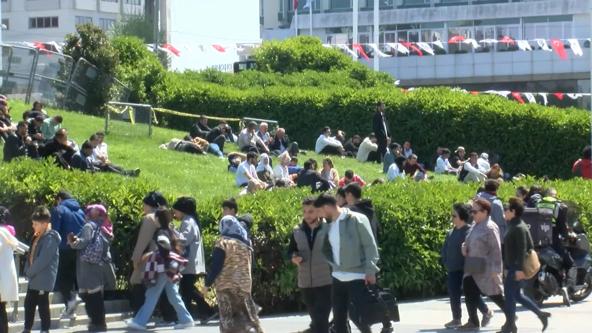 İstanbul'daki Depremin Ardından Vatandaşlar Gezi Parkı'na Yöneldi