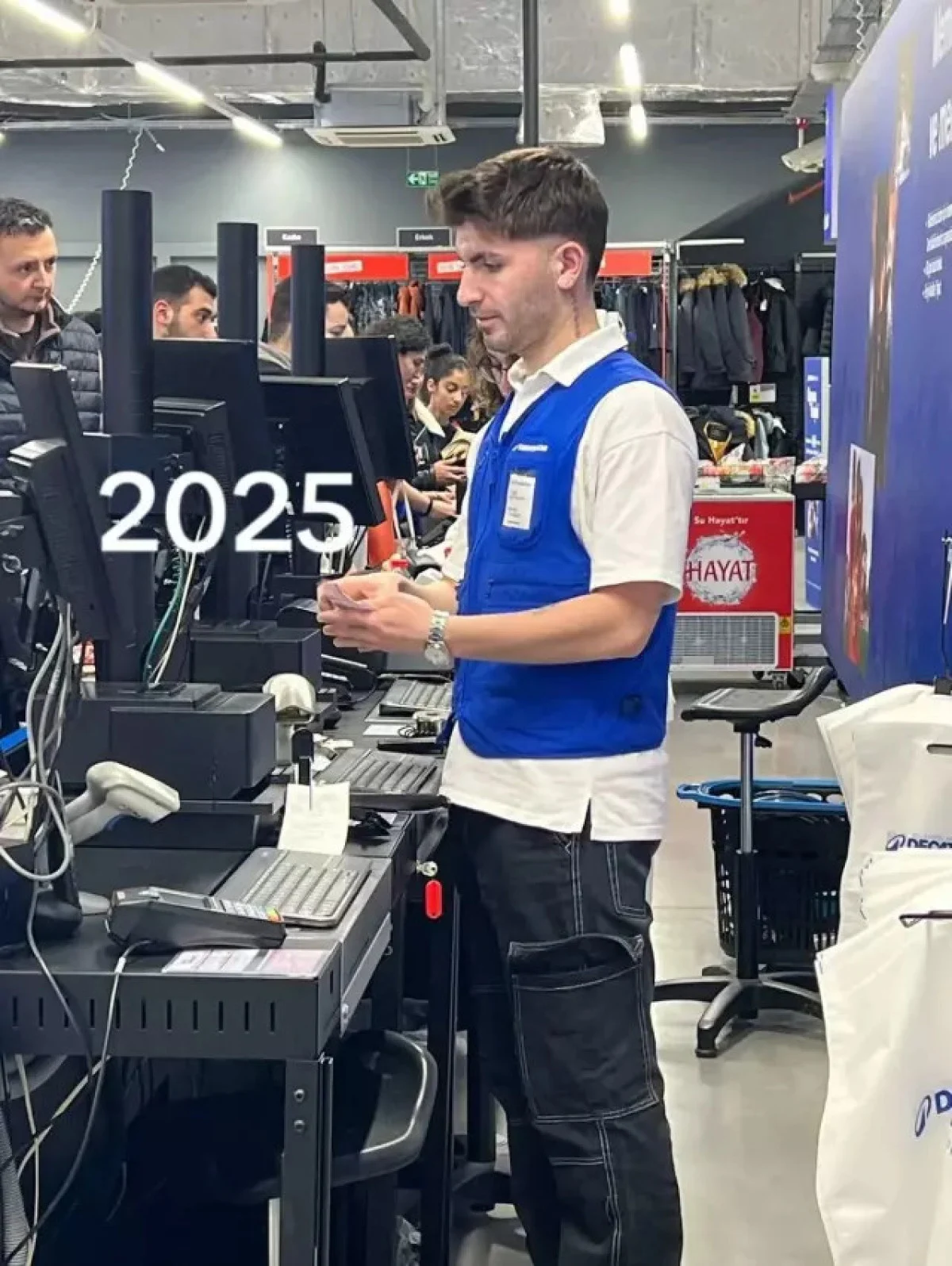 Fenerbahçeli eski yıldız markette kasiyer oldu
