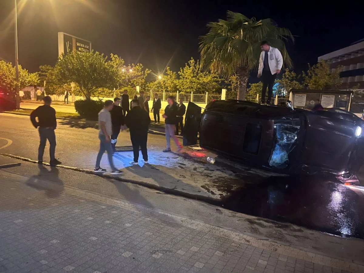 Antalya’da Devrilen Aracı Merakla İzlediler