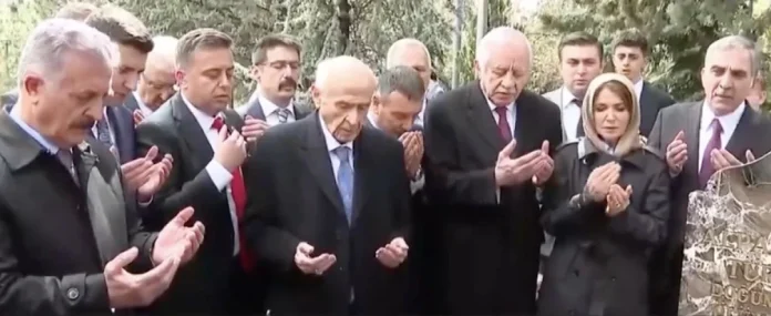 Devlet Bahçeli, mesaisine Türkeş'in kabrinde dua ile başladı