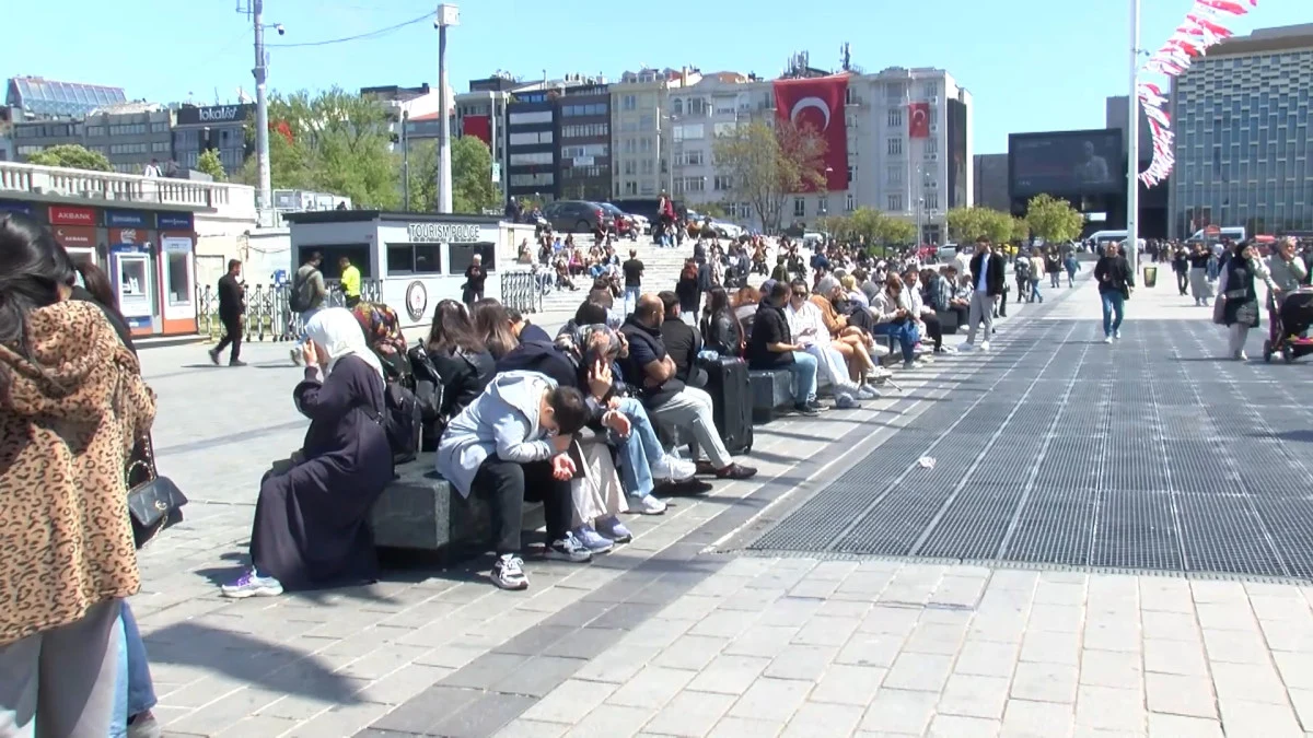 İstanbul'daki Depremin Ardından Vatandaşlar Gezi Parkı'na Yöneldi