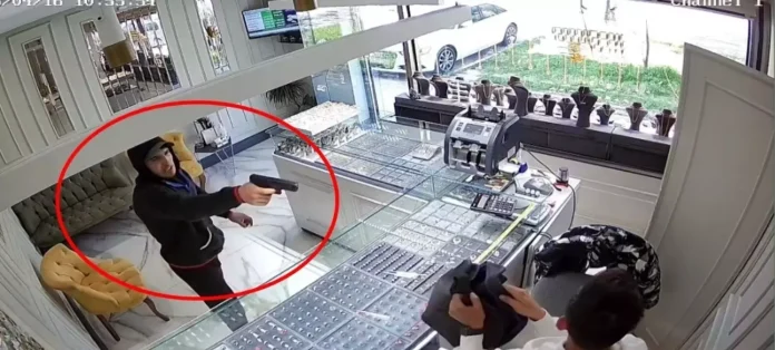 Bursa’da kuyumcuya silahlı soygun paniği yaşandı
