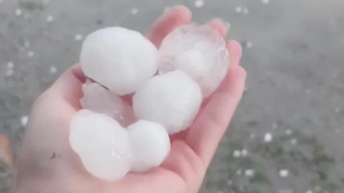 Ceviz büyüklüğünde dolu taneleri düştü