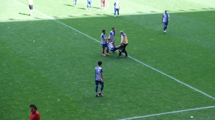 Sakatlanan Futbolcu, Saha Kenarına Zorla Taşındı