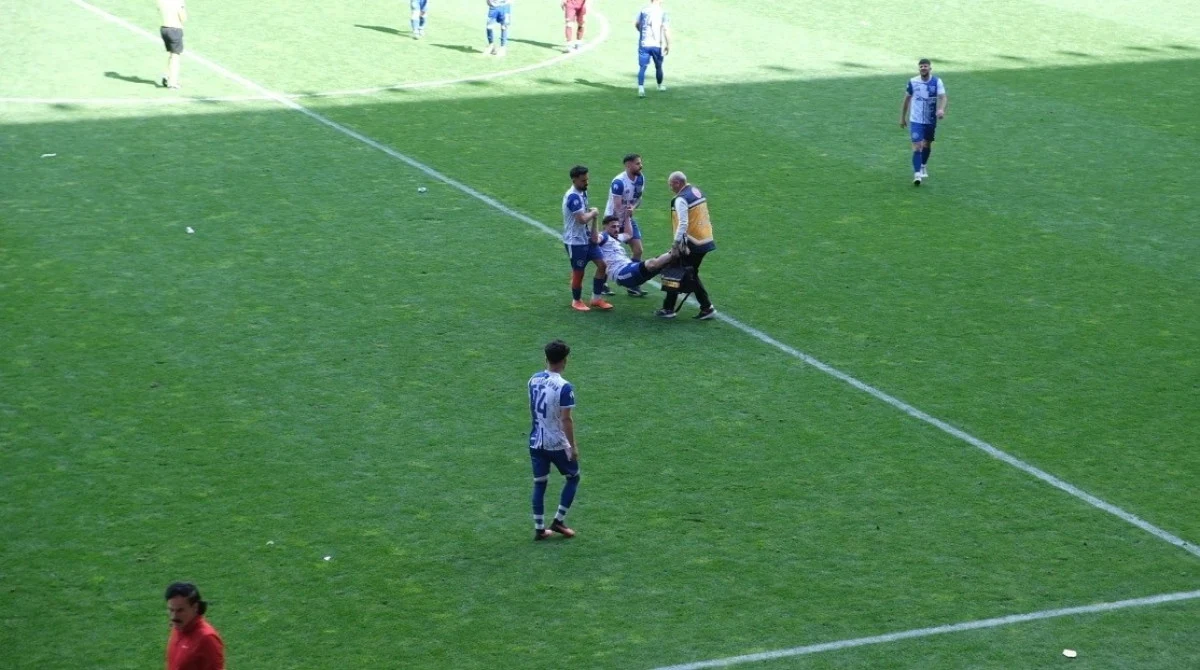Sakatlanan Futbolcu, Saha Kenarına Zorla Taşındı