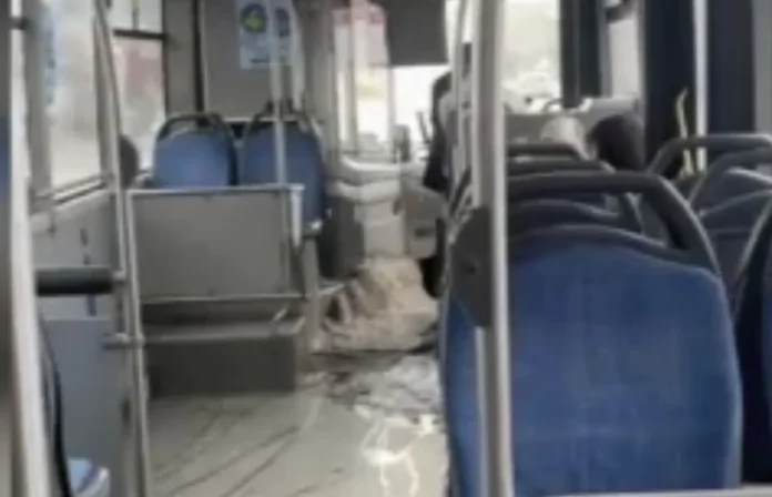 Diyarbakır’da Sağanak Yağış, Halk Otobüsünü Bastı