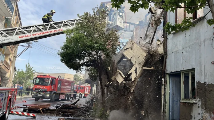 Kocaeli'de Yangın Müdahalesi Sırasında 2 İtfaiyeci Yaralandı