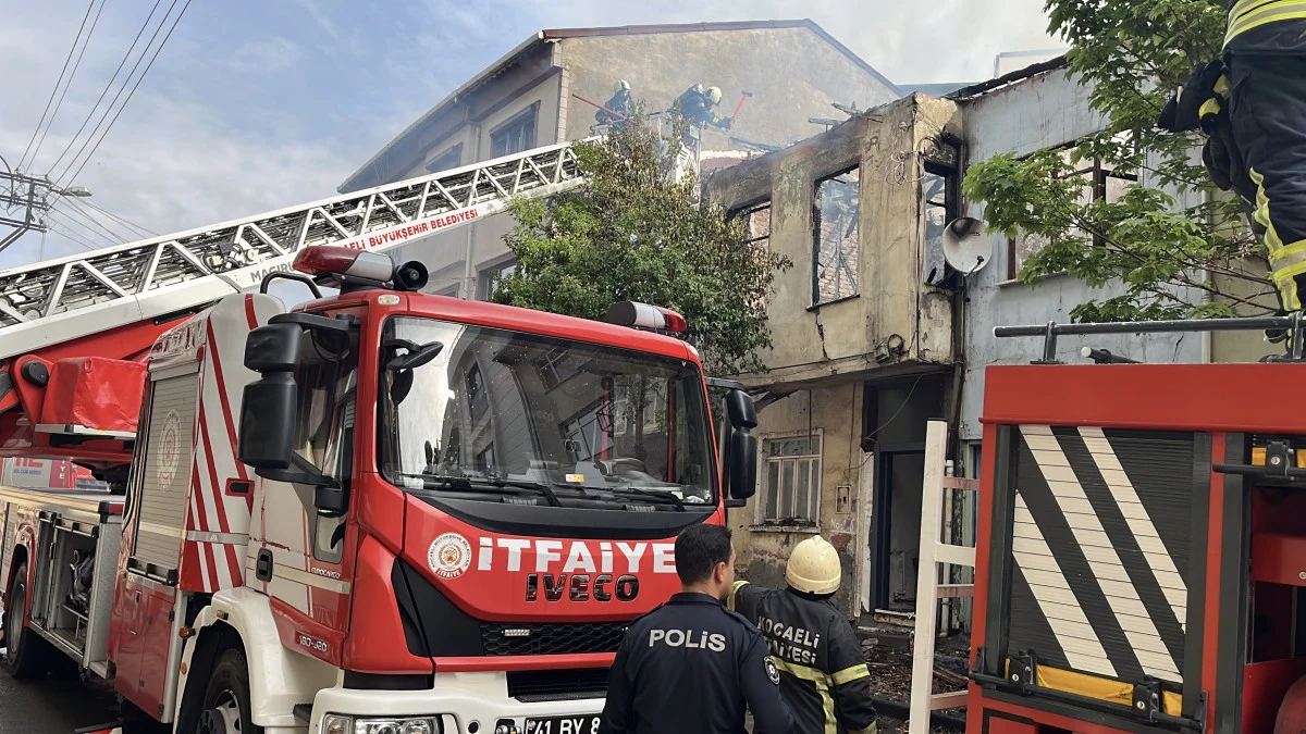 Kocaeli'de Yangın Müdahalesi Sırasında 2 İtfaiyeci Yaralandı