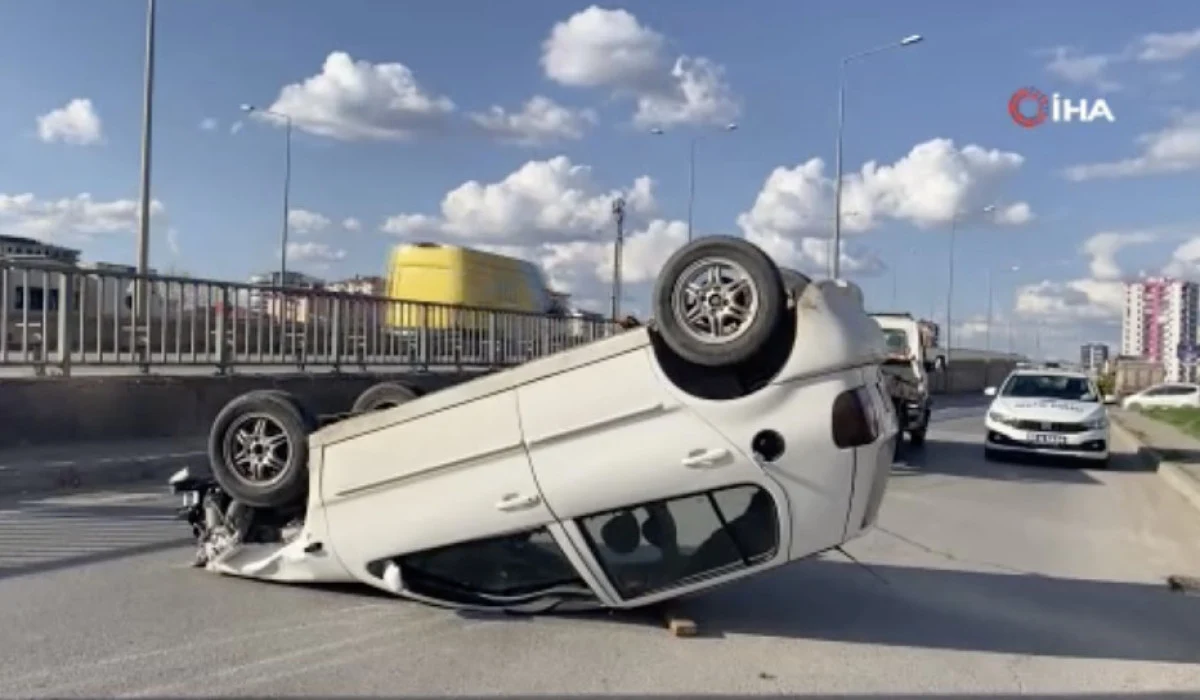 Sivas'ta Otomobilin Devrildiği Kazada 3 Kişi Yaralandı