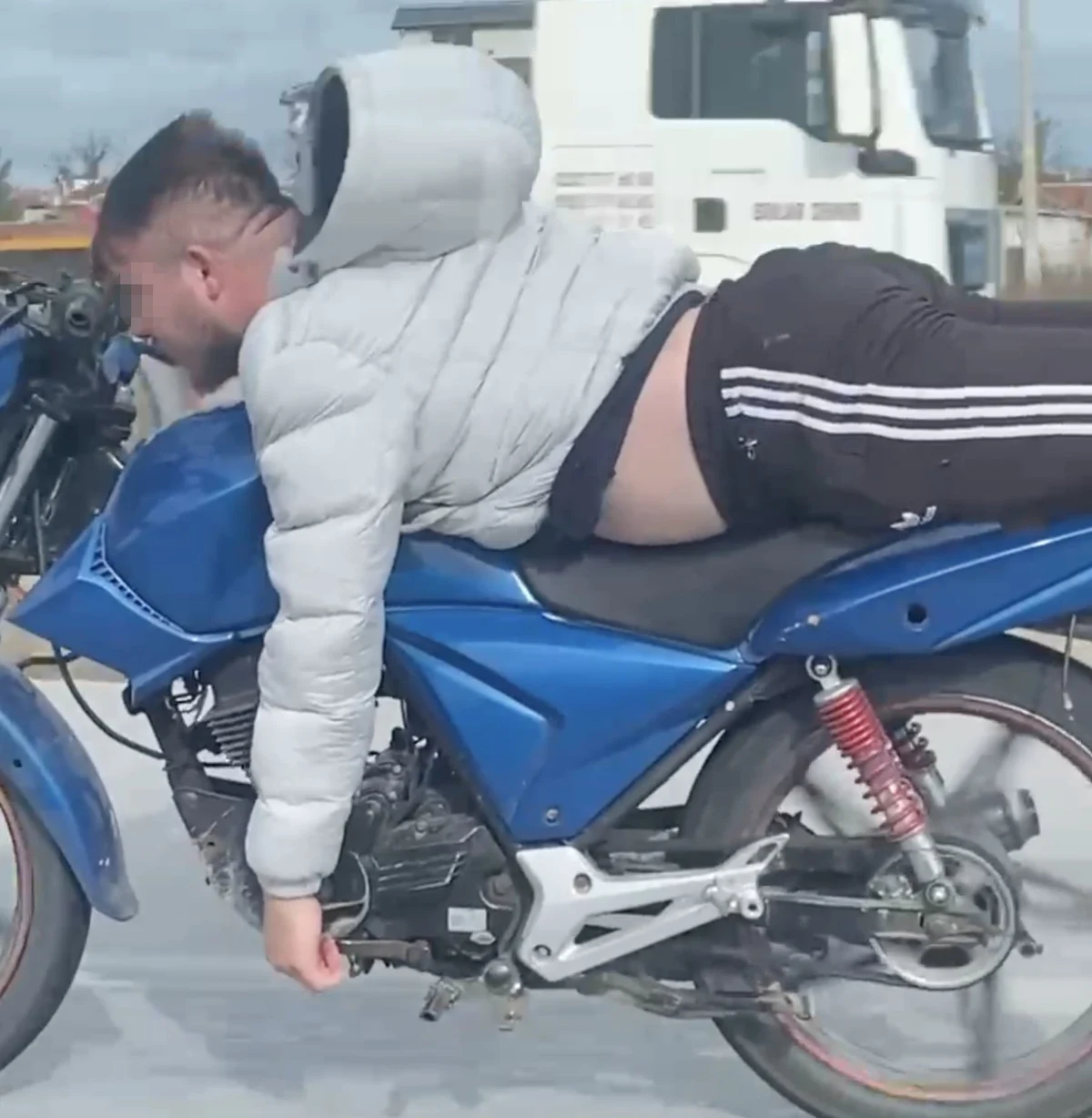 Tekirdağ'da motosikletle yüzüstü sürüş yapan kişi yakalandı