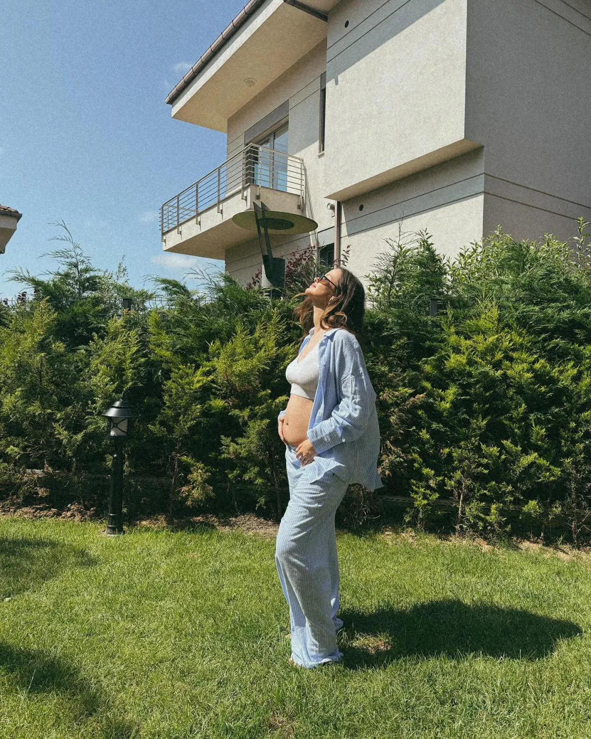 İrem Helvacıoğlu’nun hamile pozuna pijama yorumu!
