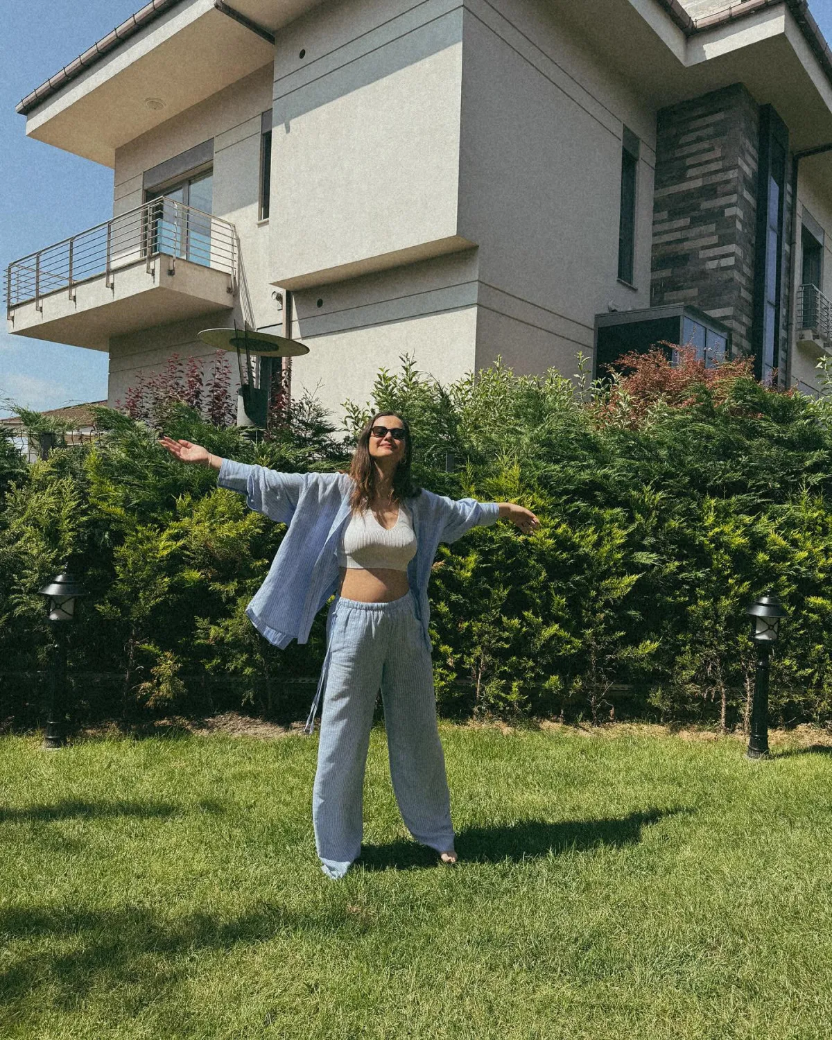 İrem Helvacıoğlu’nun hamile pozuna pijama yorumu!