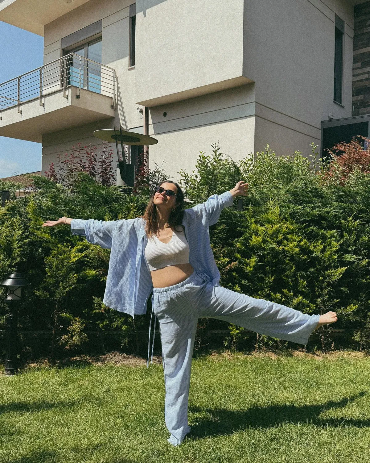 İrem Helvacıoğlu’nun hamile pozuna pijama yorumu!