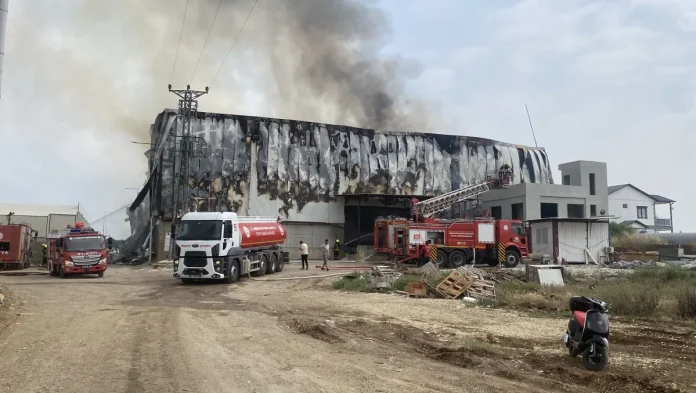 Mersin'de Pamuk Deposu Alevlere Teslim Oldu