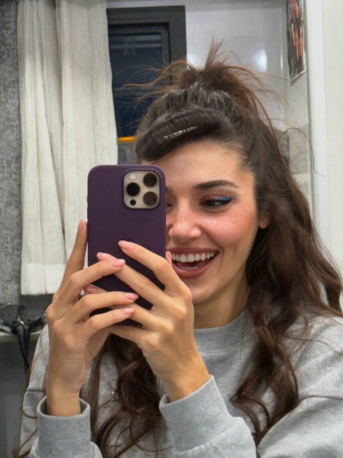 Hande Erçel’den Aşk Yorumu: “Bir Sandalye Bile Onu Hatırlatabilir”