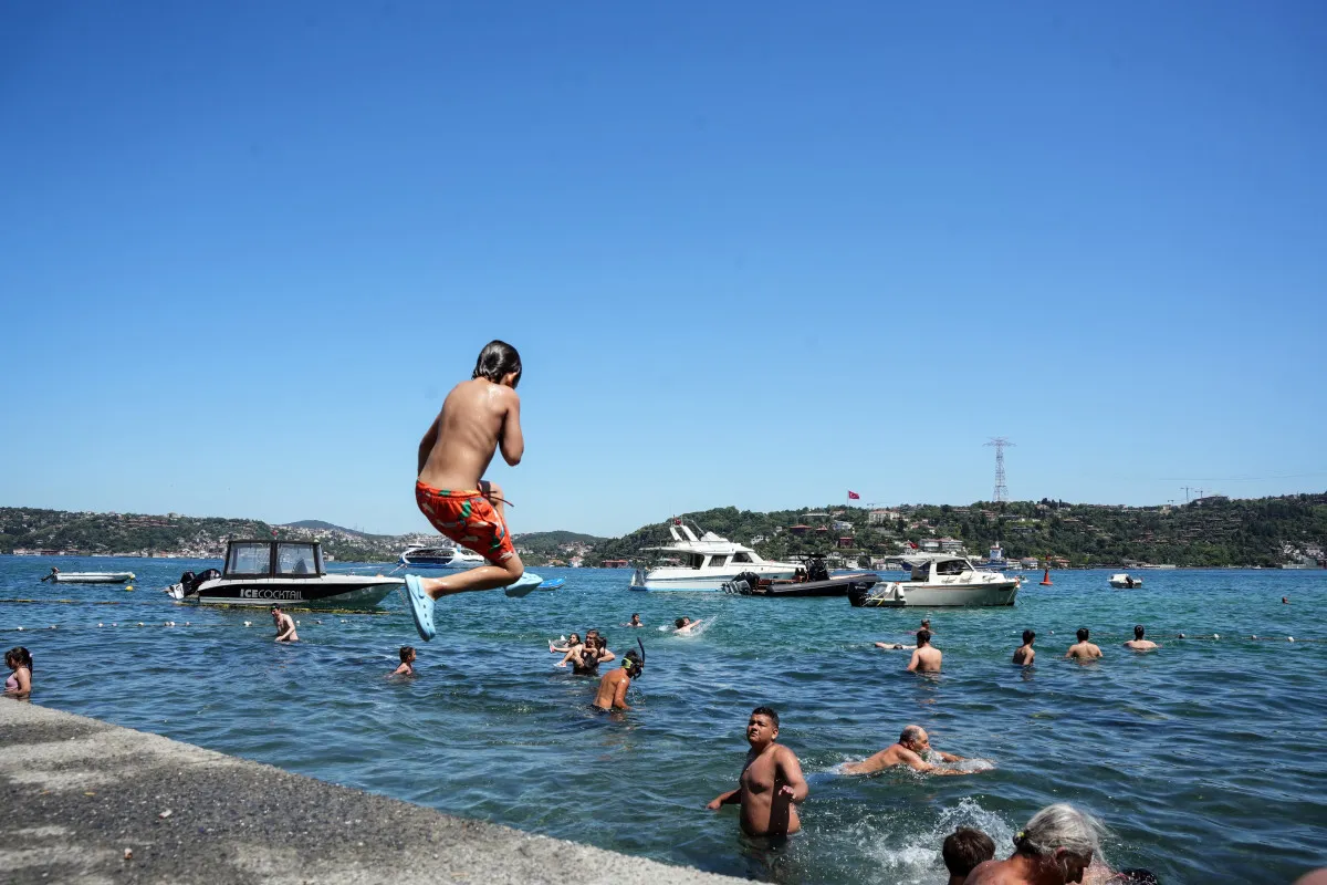 İstanbul sıcağında serinlik için boğaza akın