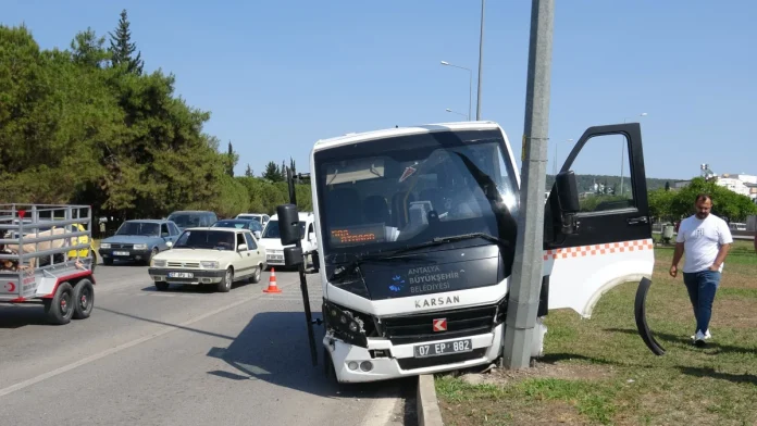 Antalya’da Minibüs Dehşeti: Freni Patladı, Kaza Yaptı