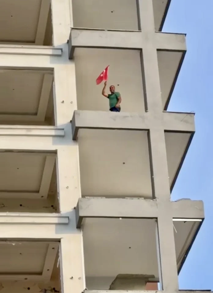 Malatya’da yıkılacak binadan Türk bayrağı indirildi