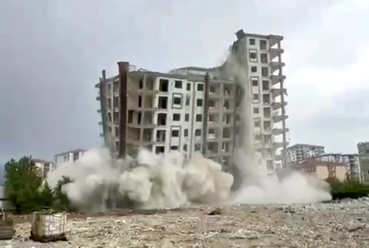 Malatya’da yıkılacak binadan Türk bayrağı indirildi