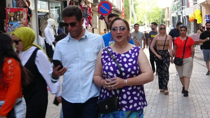 İranlı Turistler Van’da Esnafa Bayram Sevinci Yaşattı